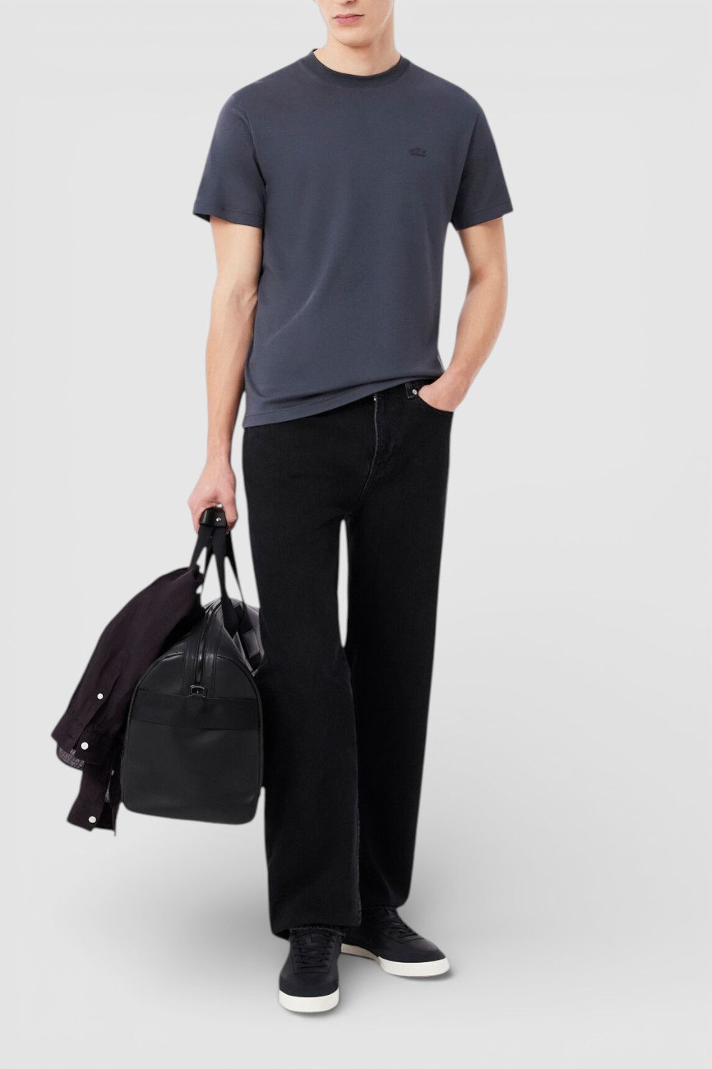 תמונת כל הלוק של חולצת טי